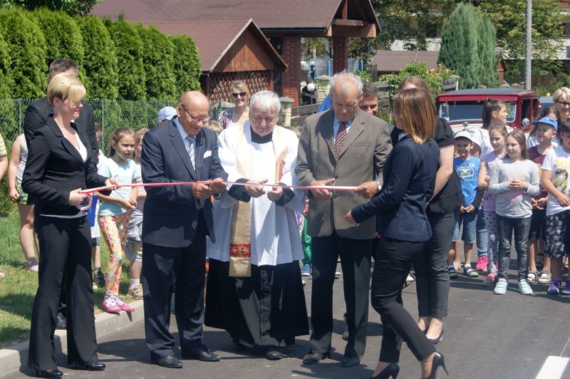 Przecięcie wstęgi przez zaproszonych gości